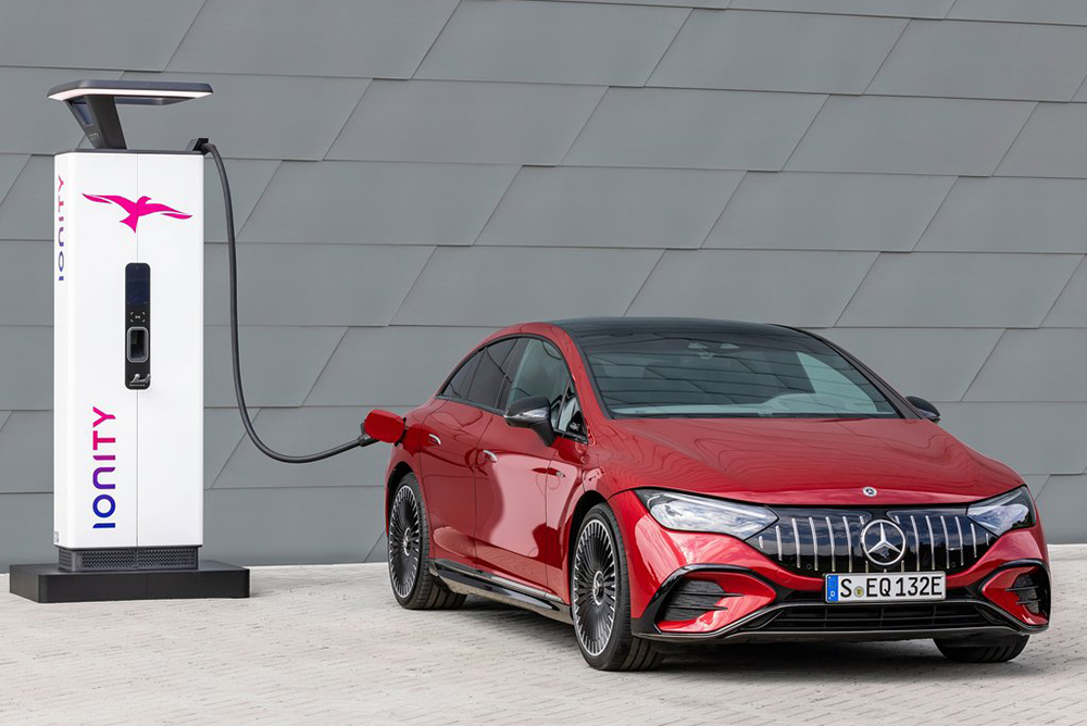 Mercedes-Benz-EQE_43_AMG-2023-1024-03.jpg