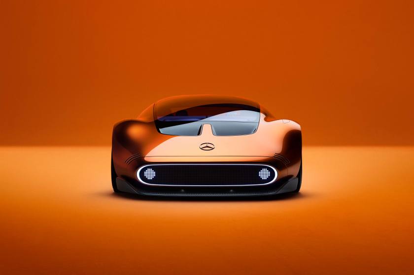 04.古铜色调的深橙色涂装，将C 111标志性的车漆颜色赋予科技豪华质感。前脸两侧低矮的圆角矩形元素向C 111致敬，并融合充满科技感的3D像素风格显示屏_副本.jpg