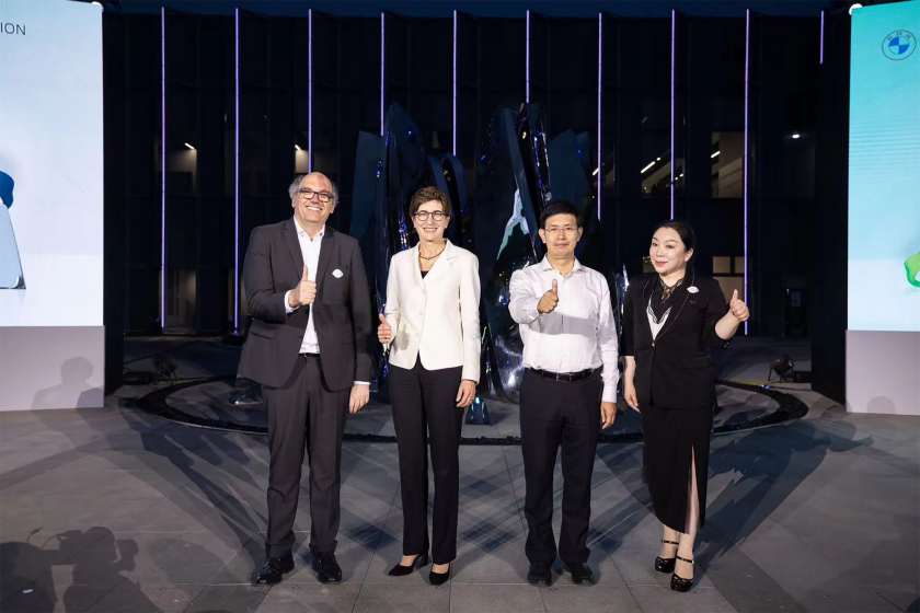 6. 嘉宾为项目代表作品揭幕 _副本.jpg