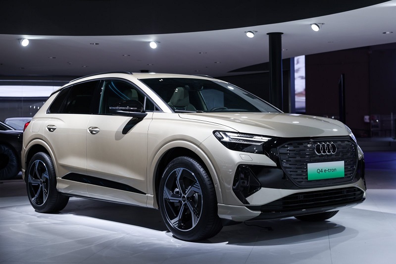 Q4-etron.jpg