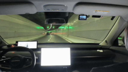 低照度隧道下，保持安全跟车距离，拟人化快速超越慢车.gif