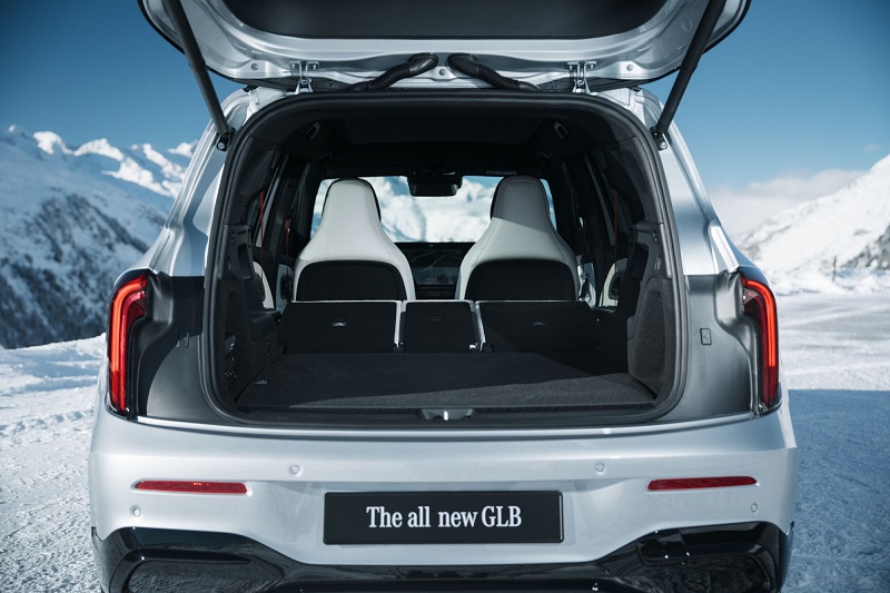 07.全新奔驰GLB放倒后排座椅可将后备箱容积扩展至1715升.jpg