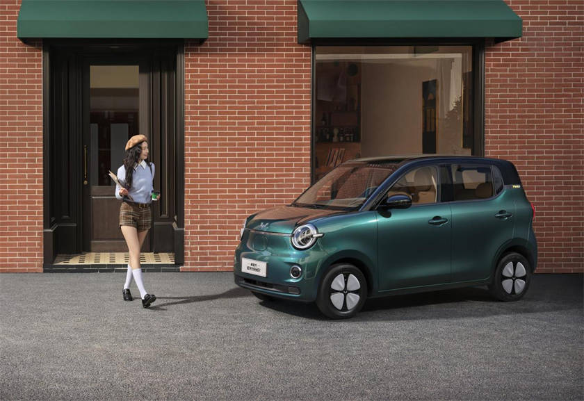 第五代宏光MINIEV开启预订丨携手奶龙打造四门玩趣代步车