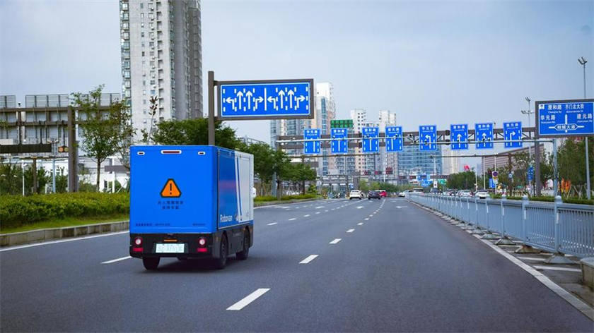Momenta Robovan落地苏州，世界模型打通城配“最后一公里”.jpg
